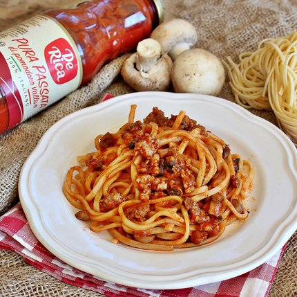 Strangozzi al sugo di salsiccia e funghi