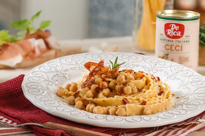 Mafalde con ceci e speck croccante