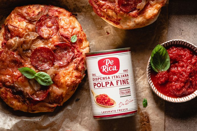 Pizzette salamino piccante e cipolle caramellate