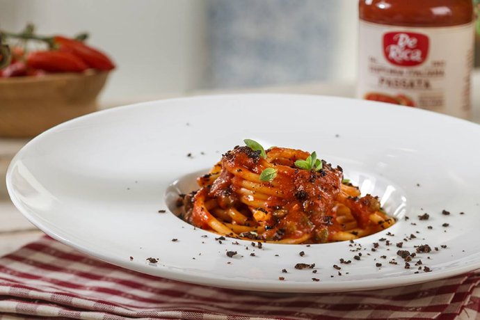 Bucatini al pomodoro, acciughe, capperi e olive