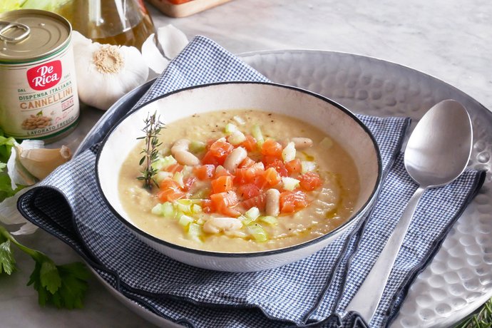 Crema di cannellini, salmone e sedano croccante