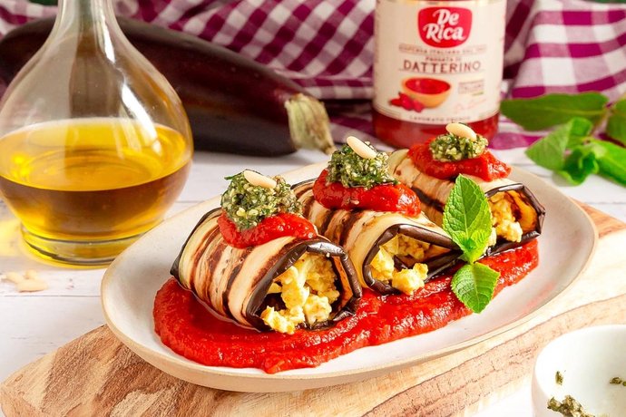 Involtini di melanzana con feta speziata su salsa di datterino