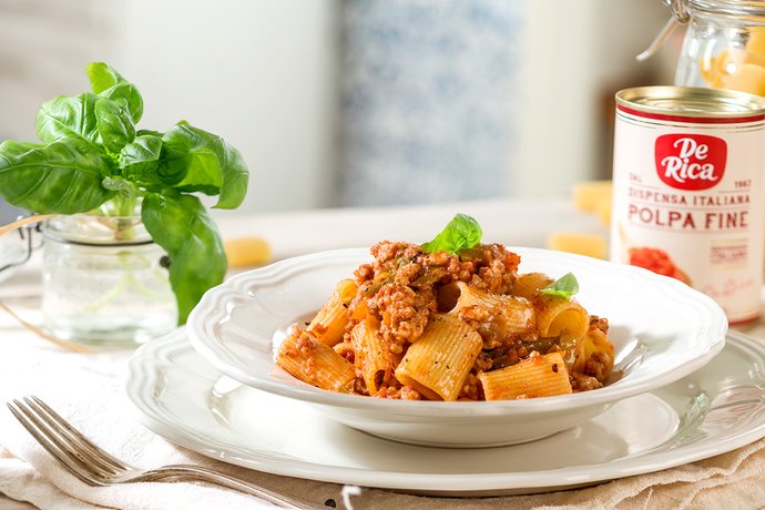Mezze maniche con macinato di carne e peperone verde