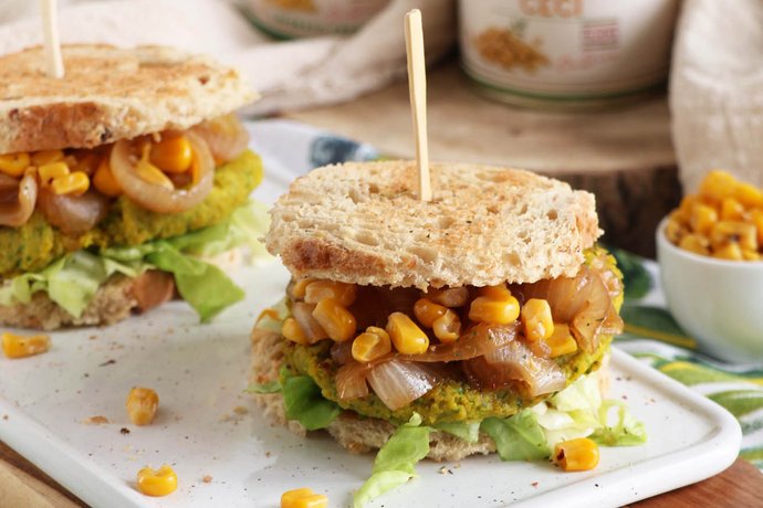 Toast con hamburger di ceci e zucchine