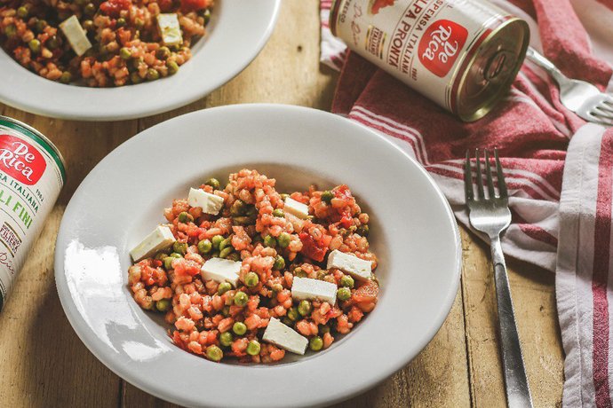 Orzotto con pomodoro, piselli e feta