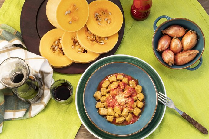 Gnocchi di zucca con pomodoro e pecorino