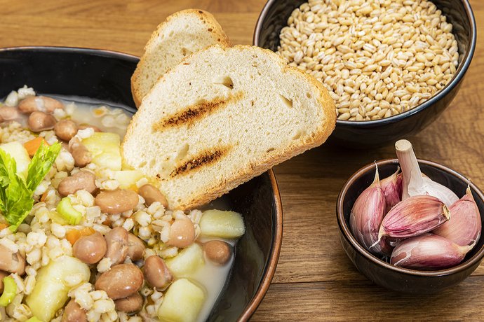 Minestra di orzo e fasoi con crostini profumati all’aglio di Resia