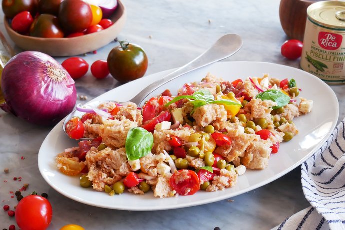 Panzanella rivisitata con piselli e ricotta salata