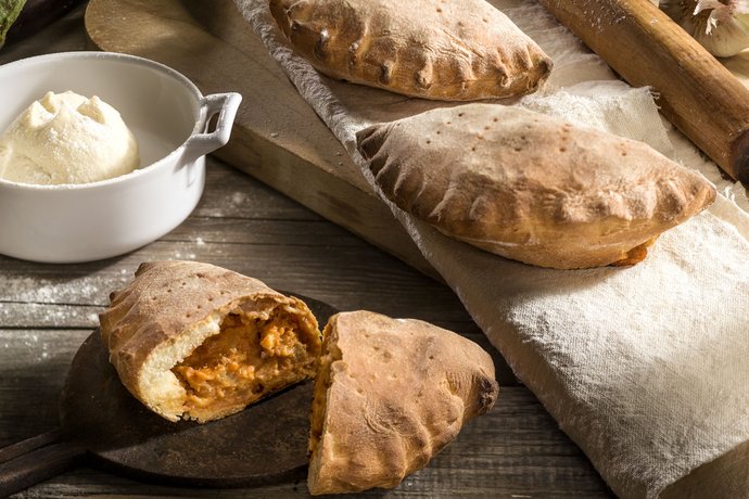 "Scacce" Ragusane con melanzane e salsa di pomodoro