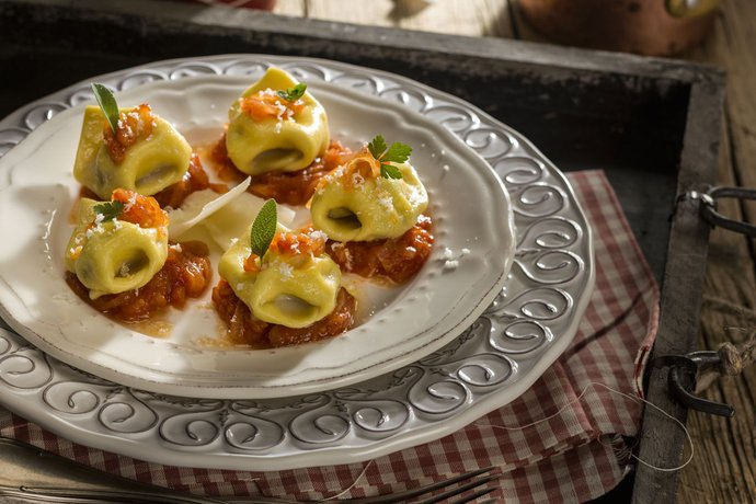 Tortelloni di ricotta e Friggione Bolognese