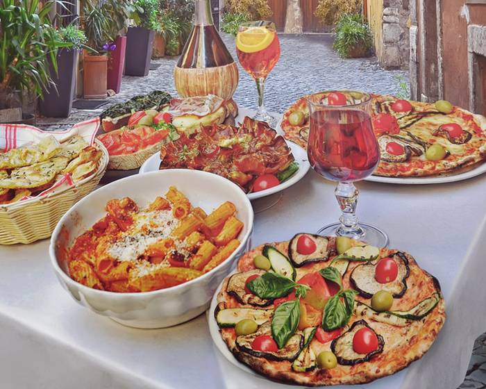 トマトを使ったイタリア料理：ピザやパスタなど、バラエティ豊か！