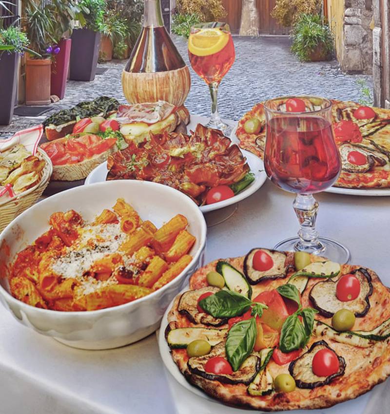 トマトを使ったイタリア料理：ピザやパスタなど、バラエティ豊か！