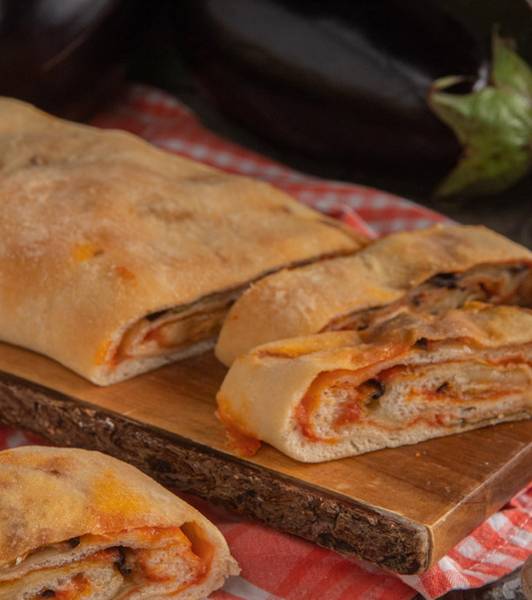 Rotolo di pizza alla parmigiana
