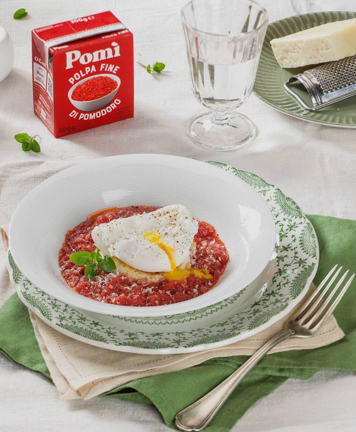 Uova in camicia su pane integrale, salsa di pomodoro e pecorino