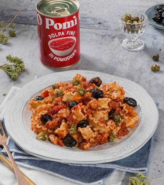 Reginette con ragù di tonno fresco, pomodoro, olive nere e capperi fritti
