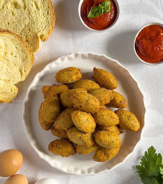 Polpette di pane e uova con salsa di pomodoro ai profumi della primavera