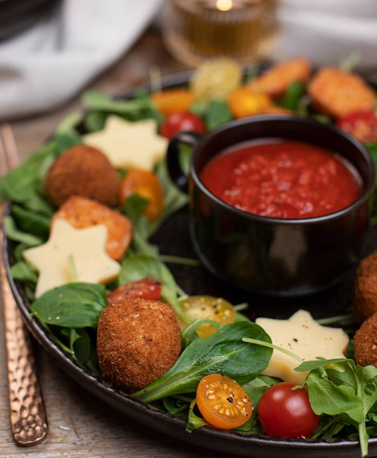 Rocket wreath with tomato arancini balls