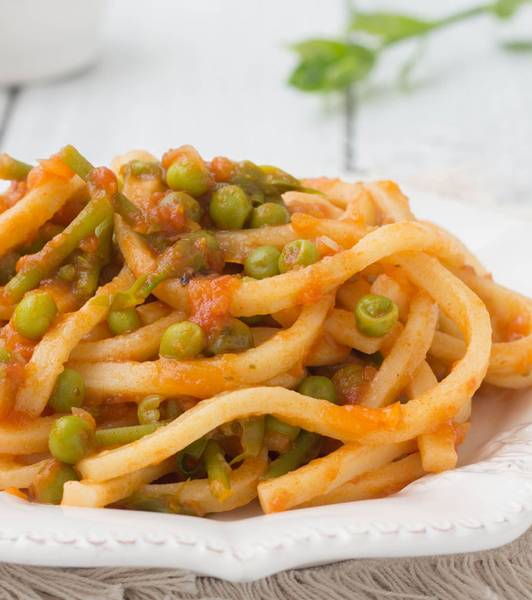Pasta con sugo di asparagi e piselli