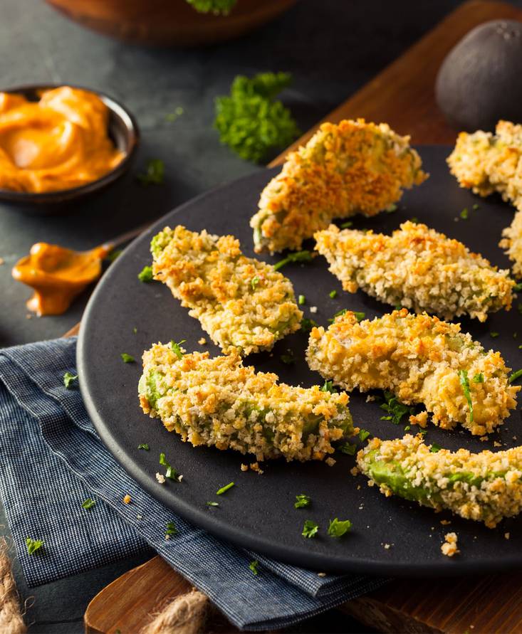 Avocado impanato croccante con salsa di pomodoro