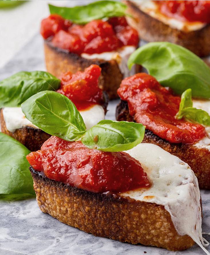 Crostini mit Basilikum, Mozzarella und Tomate