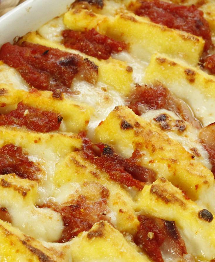 Quadrotti al semolino con passata di pomodoro Pomì, besciamella e prosciutto cotto