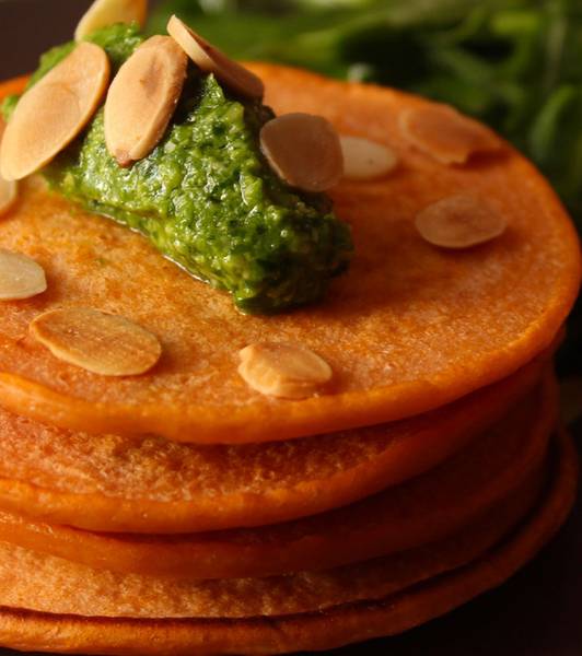 Blinis al pomodoro con crema di rucola alle mandorle