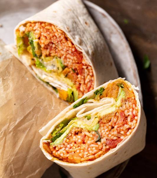 Veganer Burrito mit Tomaten-Reis