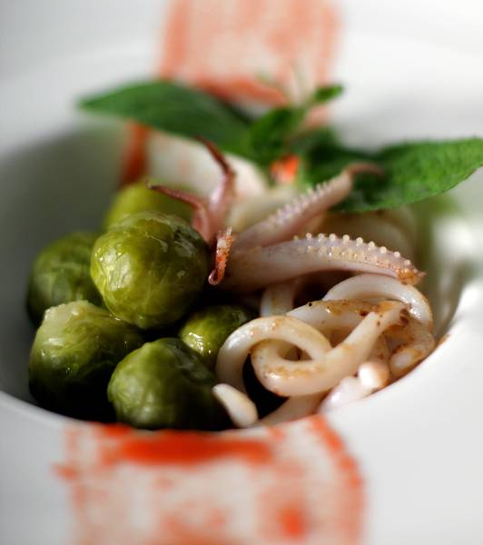 Insalatina di calamaretti, cavoletti di Bruxelles e Juice di pomodoro