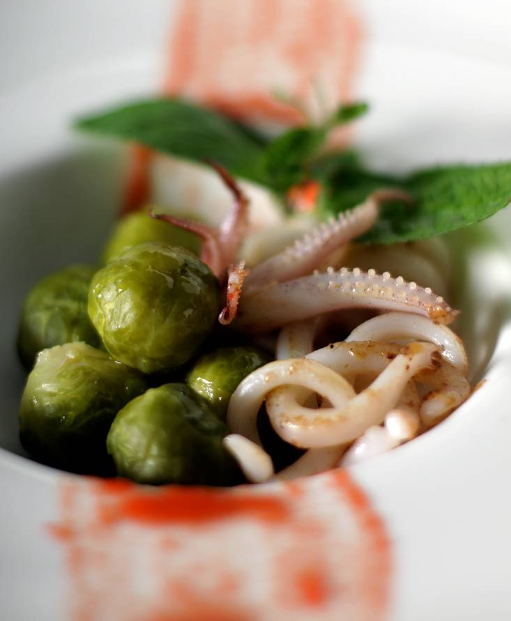 Insalatina di calamaretti, cavoletti di Bruxelles e Juice di pomodoro