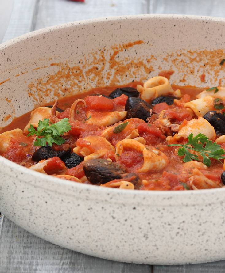 Calamari con pomodoro e olive