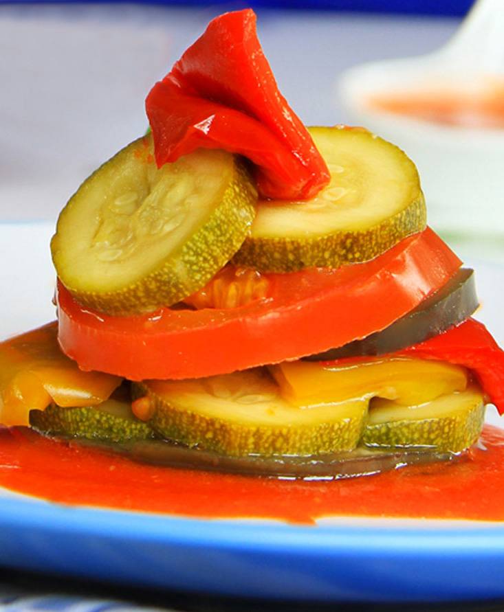 Caponatina senza glutine su dripping di pomodoro