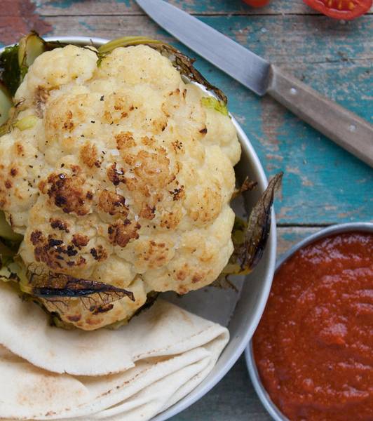 Cavolfiore arrostito intero con salsa di pomodoro e harissa
