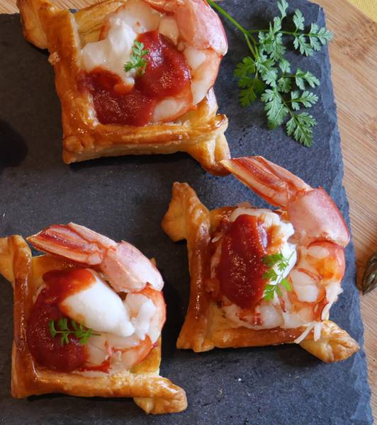 エビとモッツァレラチーズのサクサクトマトソースパイ