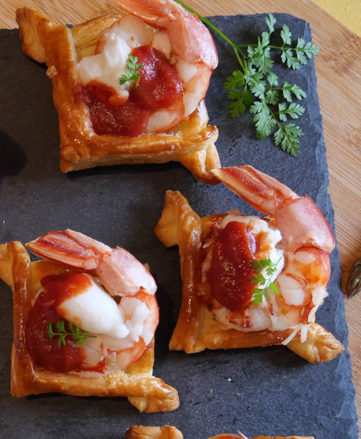 エビとモッツァレラチーズのサクサクトマトソースパイ