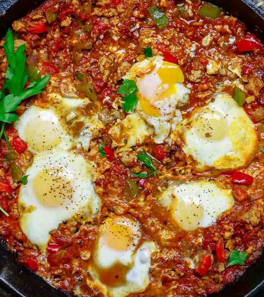 Huevos braseados con salchicha de pollo y tomate