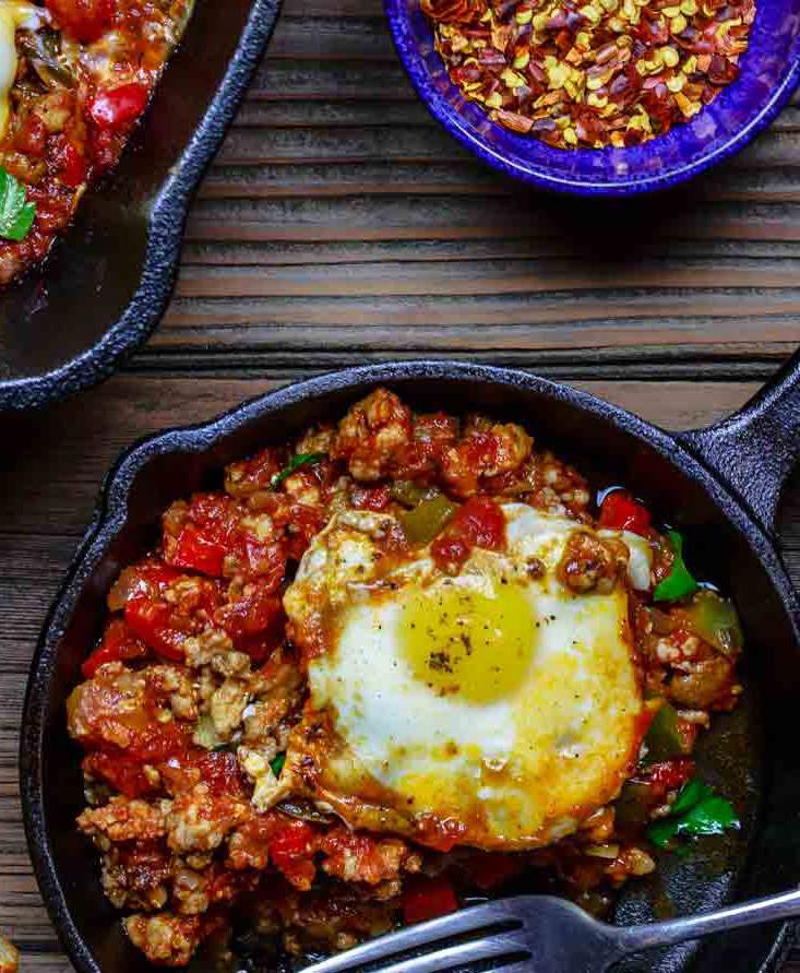 Huevos braseados con salchicha de pollo y tomate