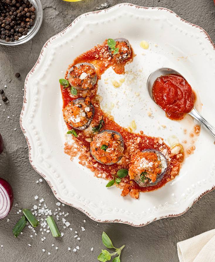 Gefüllte Zwiebeln mit Tomaten-Crumble