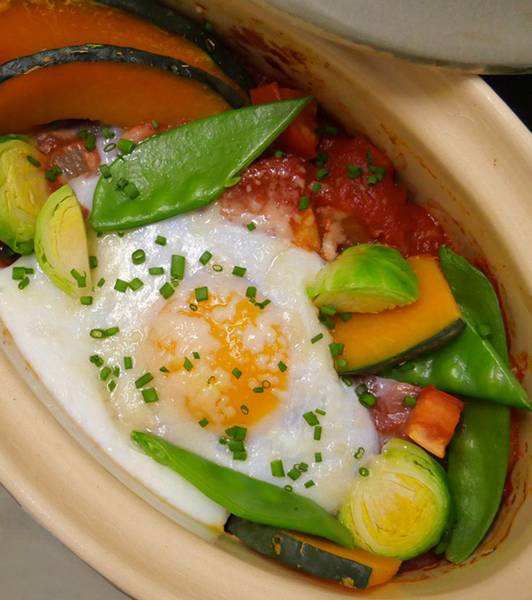 卵、カボチャとミニキャベツのココット