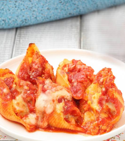 Conchiglioni ripieni di uova sode e prosciutto