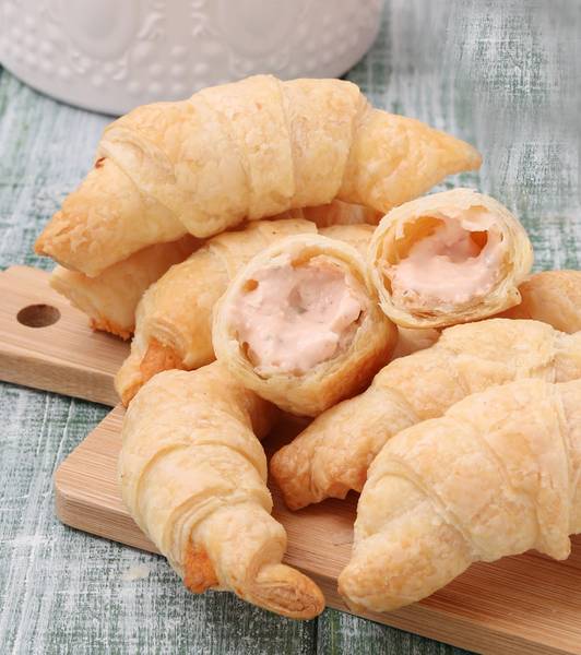 Cornetti di sfoglia ricotta e pomodoro