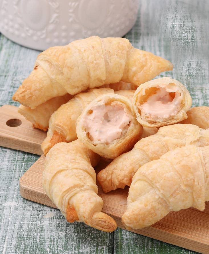 Cornetti di sfoglia ricotta e pomodoro