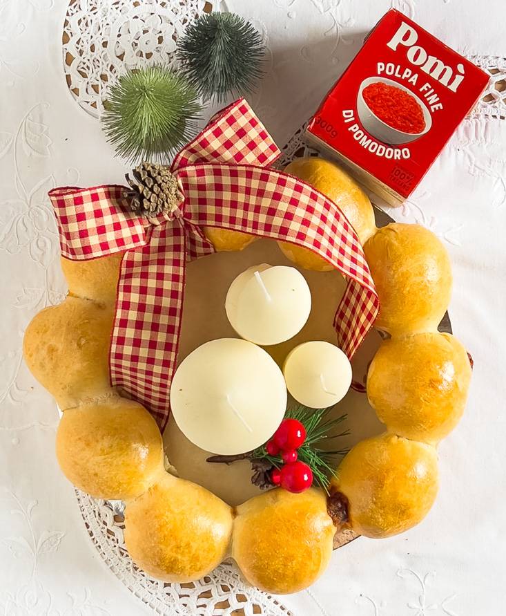 Corona di panini al pomodoro e mozzarella