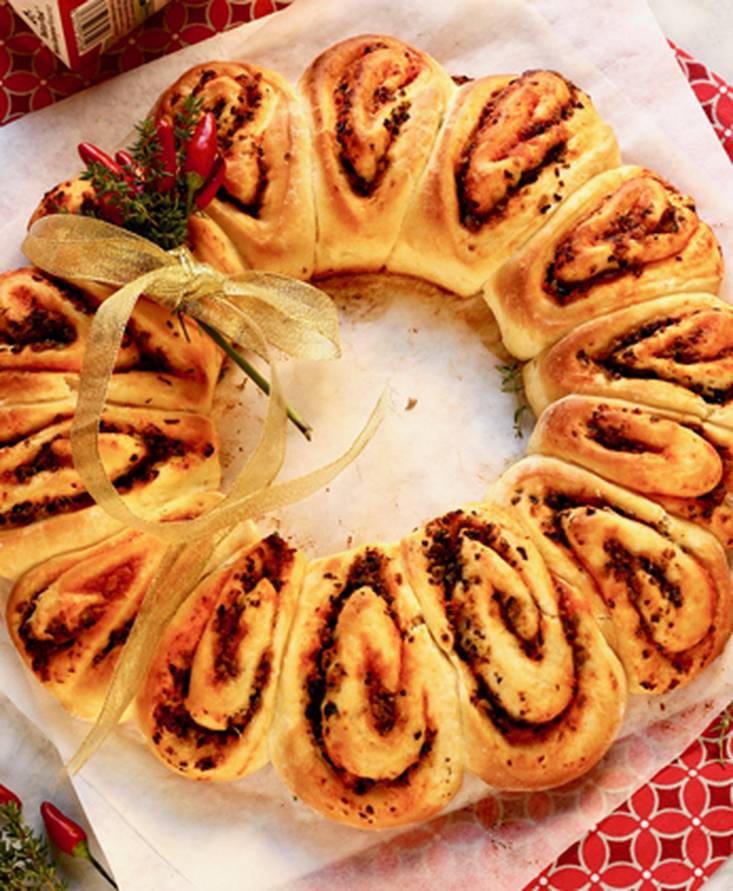 Corona di pan soffice con pomodoro e olive