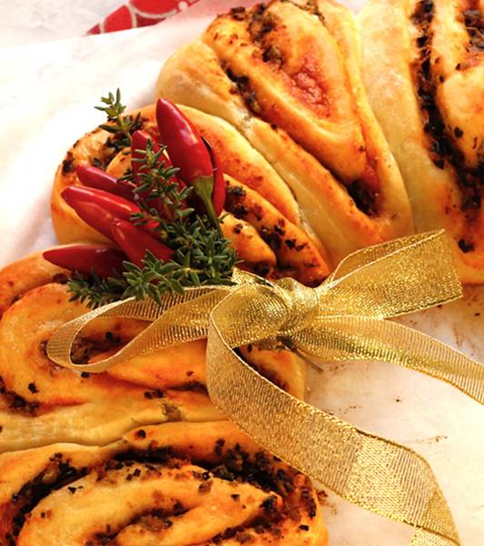 Corona di pan soffice con pomodoro e olive