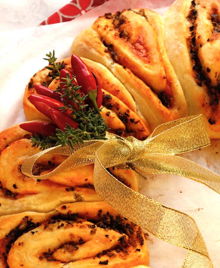 Corona di pan soffice con pomodoro e olive