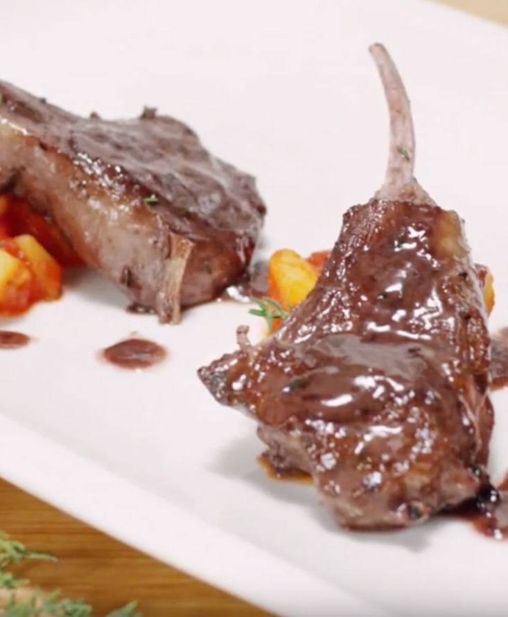 Lammkoteletts auf Tomaten-Kartoffel-Ragout