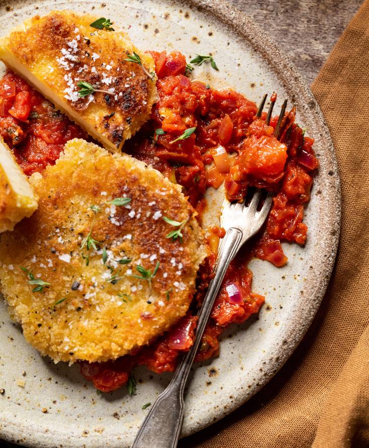 Veganes Sellerieschnitzel mit scharfer Tomaten Sugo
