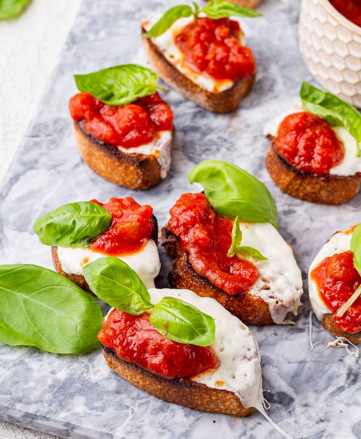 Crostini mit Basilikum, Mozzarella und Tomate