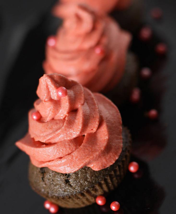 Cupcake nero alla panna aromatizzata al pomodoro