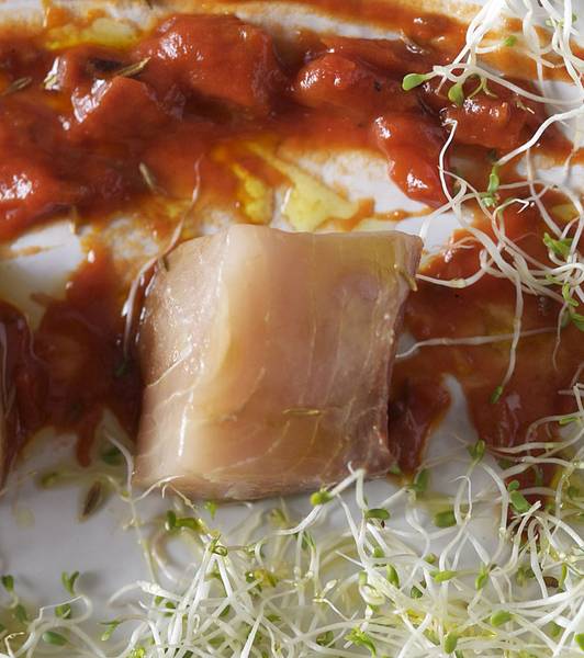 Dadi di pesce spada marinati alla soia e aceto di mele al pomodoro aromatizzato al cumino